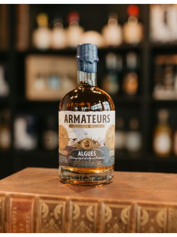 Rhum vieilli en fût imprégné d’algues bretonnes