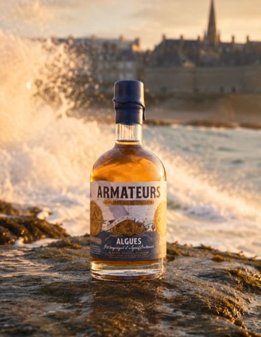 Rhum vieilli en fût imprégné d’algues bretonnes